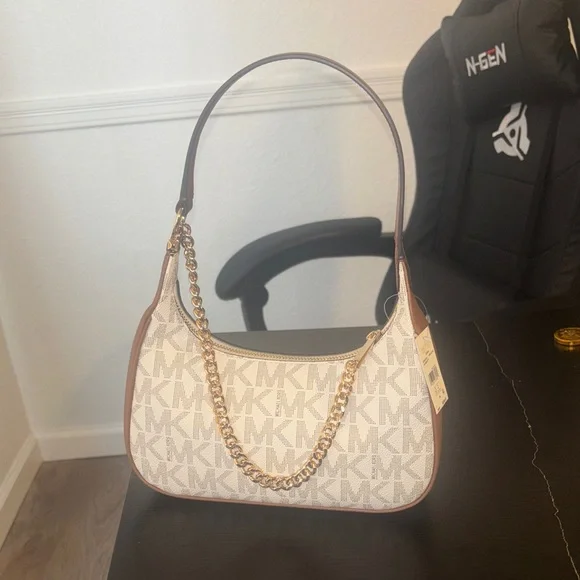 Michael Kors Cream Monogram Shoulder Bag with Gold Chain - Picture 3 of 7